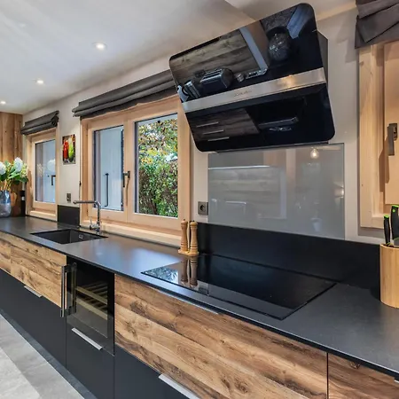 100m² Centre Megeve, 3 En Suites, Parking, Jardin - Fr-1-569-168